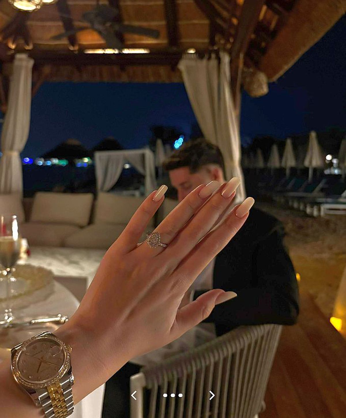 Ziua și cererea în căsătorie » Jucătorul FCSB-ului și-a surprins iubita de sărbători: „Cât de norocoasă pot fi?”