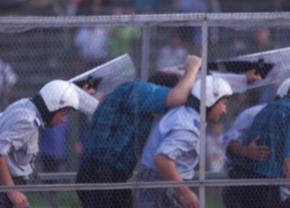 „Unul mușca din gratii! Ziceau că ne omoară” » Dezvăluiri după o partidă cu cântec din România: „Au dedus că noi le-am dat meciul”