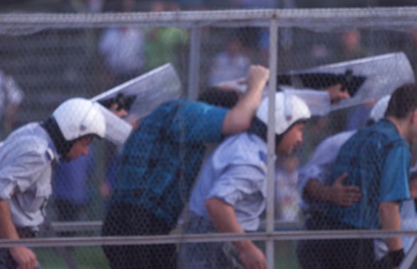 „Unul mușca din gratii! Ziceau că ne omoară” » Dezvăluiri după o partidă cu cântec din România: „Au dedus că noi le-am dat meciul”