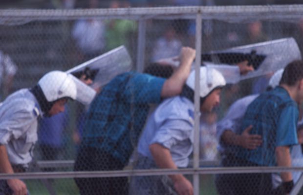 „Unul mușca din gratii! Ziceau că ne omoară” » Dezvăluiri după o partidă cu cântec din România: „Au dedus că noi le-am dat meciul”