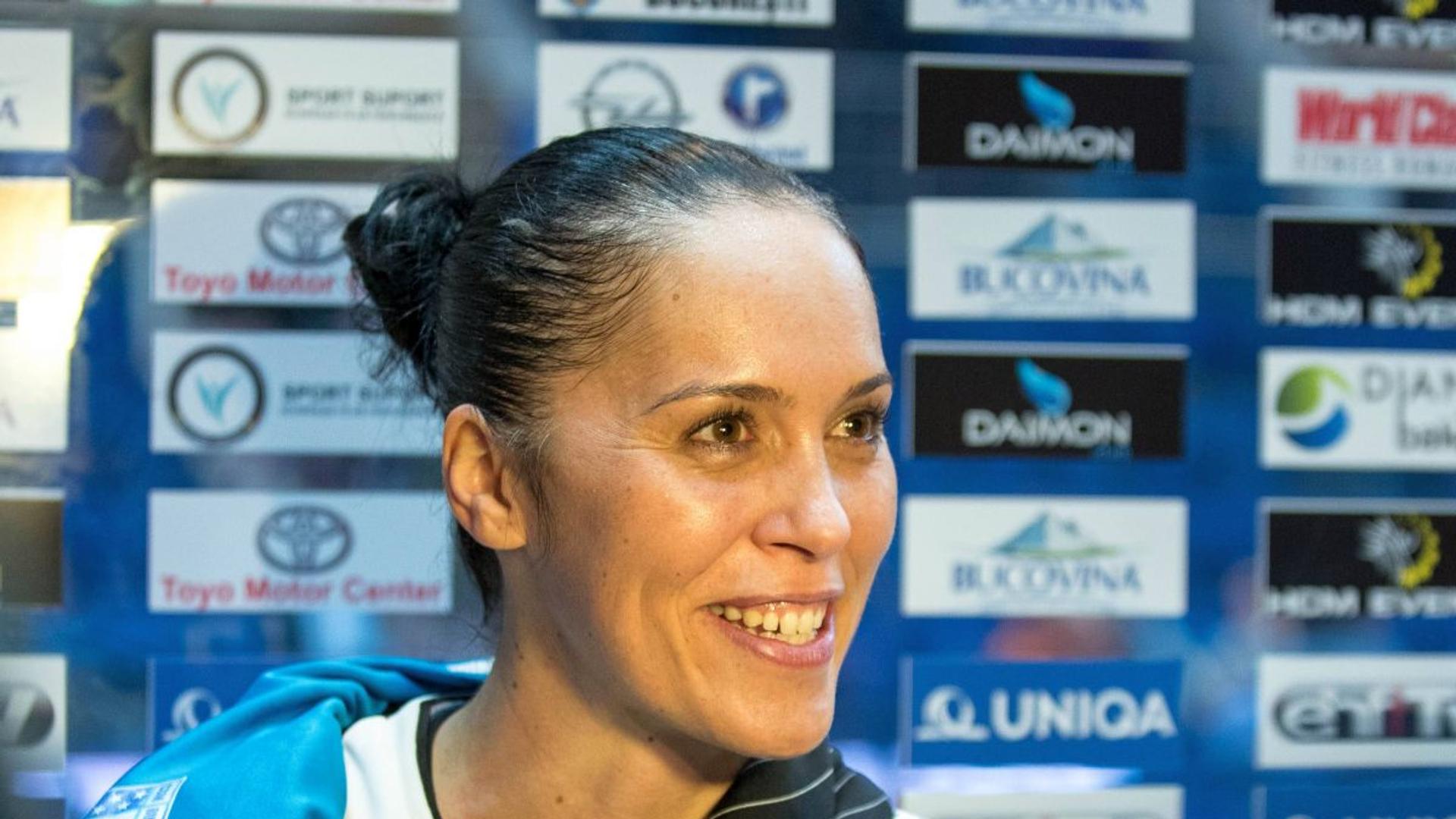 Mica Brădeanu în costum elegant, prezentată oficial ca team manager la CSM București în sala de conferințe a clubului | sursa foto: Gazeta Sporturilor