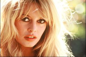 Legendara actriță Brigitte Bardot și sportul: a dat lovitura de start a unui meci în care juca Pele, a schiat, a criticat organizarea Jocurilor Olimpice la Paris