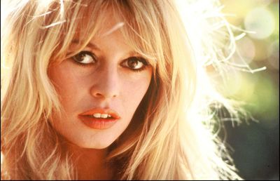 Legendara actriță Brigitte Bardot și sportul: a dat lovitura de start a unui meci în care juca Pele, a schiat, a criticat organizarea Jocurilor Olimpice la Paris
