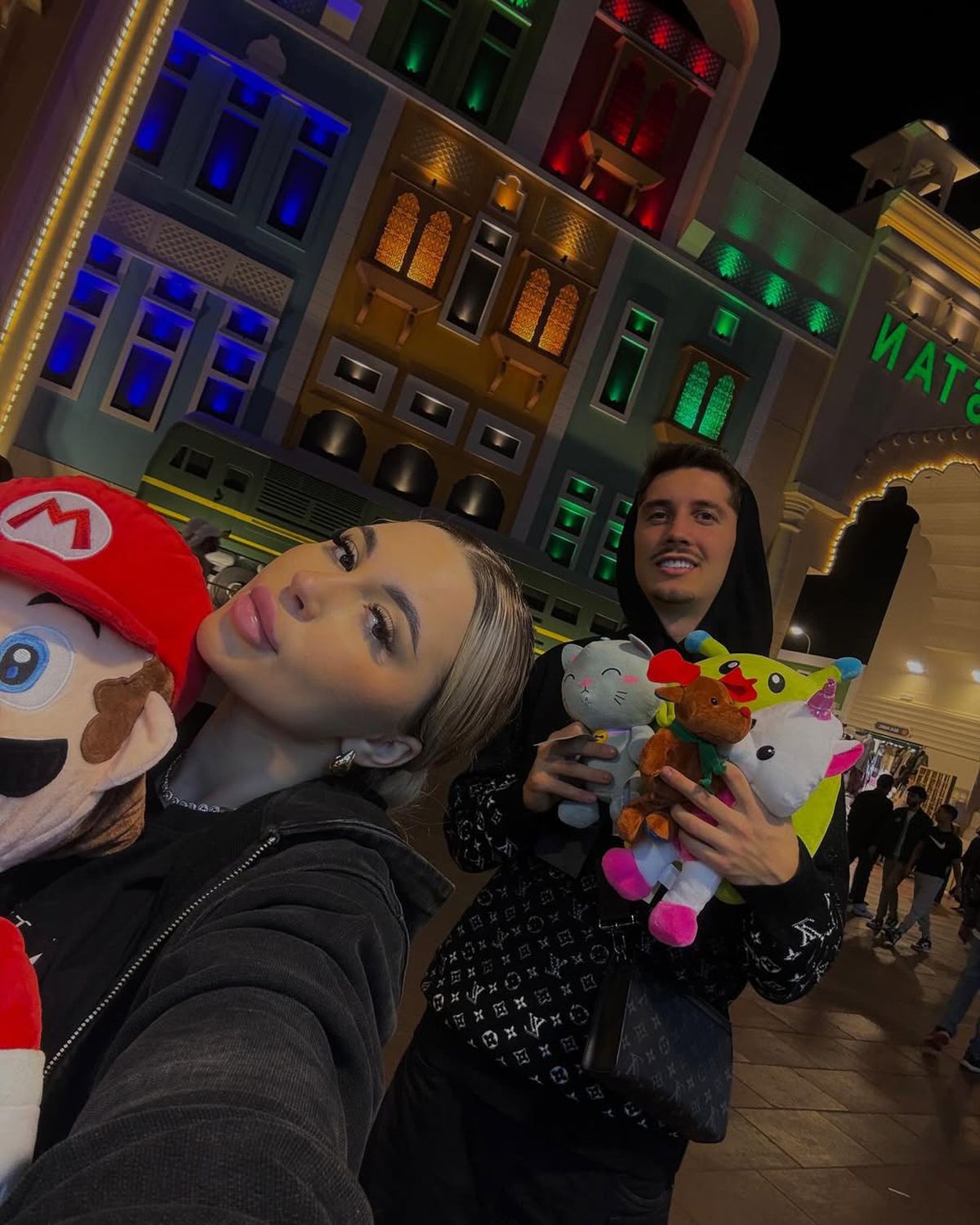 Ziua și cererea în căsătorie » Jucătorul FCSB-ului și-a surprins iubita de sărbători: „Cât de norocoasă pot fi?”