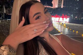 Ziua și cererea în căsătorie » Jucătorul FCSB-ului și-a surprins iubita de sărbători: „Cât de norocoasă pot fi?”