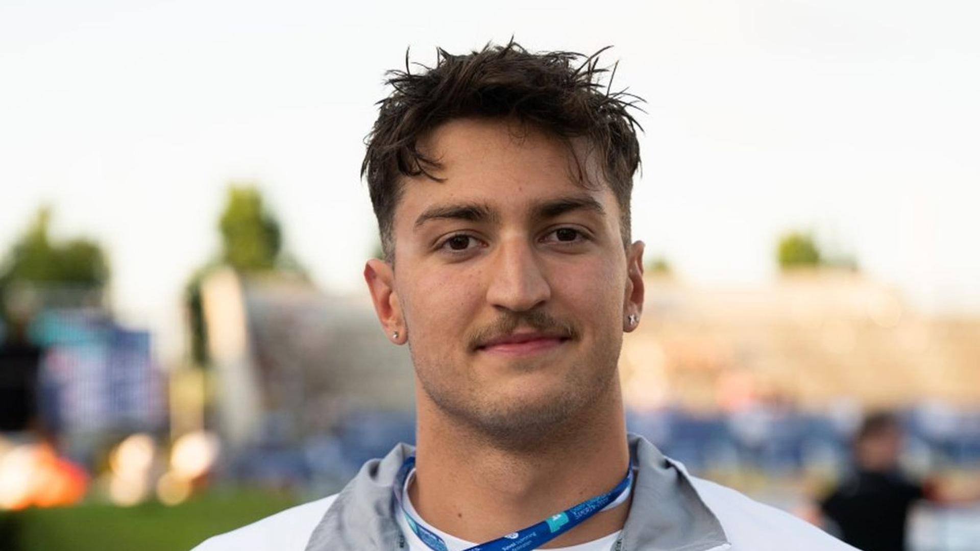 Denis Popescu în costum de înot, semnând contractul cu CS Dinamo după succesul la Campionatul European U23 de la Šamorín. | sursa foto: Gazeta Sporturilor