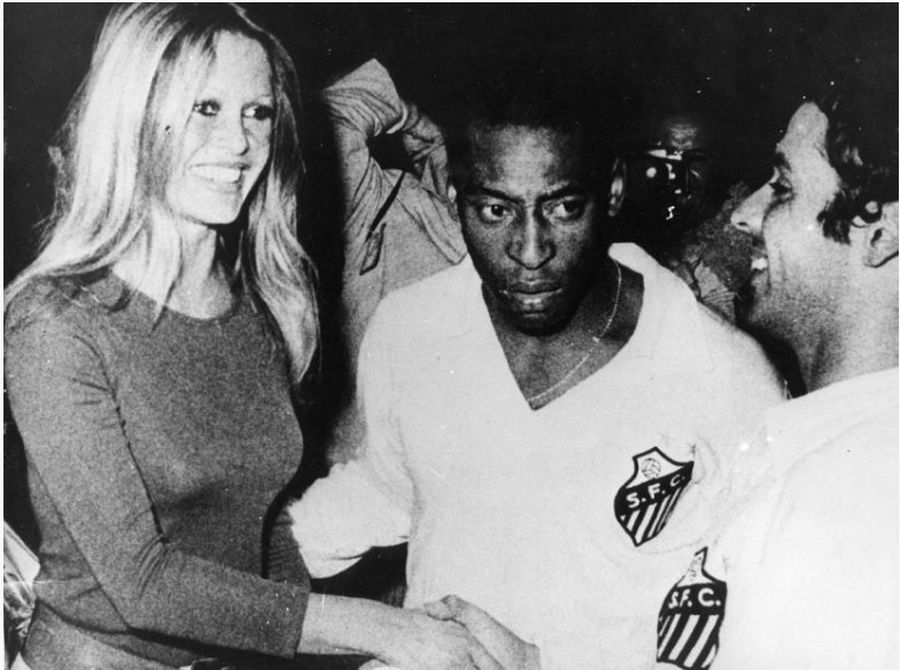 Legendara actriță Brigitte Bardot și sportul: a dat lovitura de start a unui meci în care juca Pele, a schiat, a criticat organizarea Jocurilor Olimpice la Paris