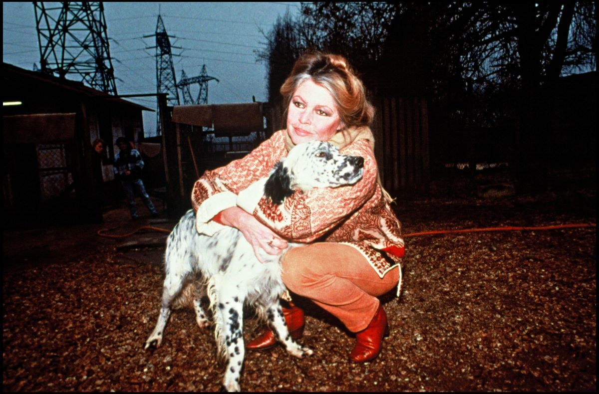 Legendara actriță Brigitte Bardot și sportul: a dat lovitura de start a unui meci în care juca Pele, a schiat, a criticat organizarea Jocurilor Olimpice la Paris