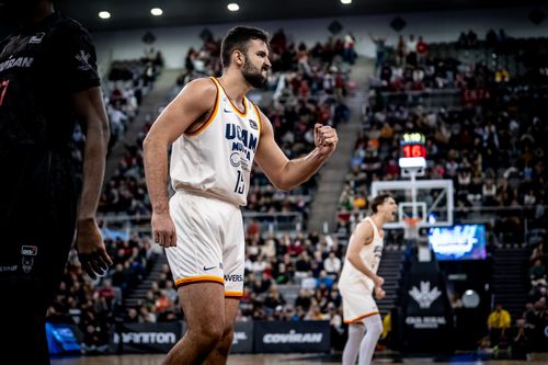 Un baschetbalist român, pe prima pagină a unui cotidian spaniol înființat în 1903: „Înspre Cupă pe ușa principală”