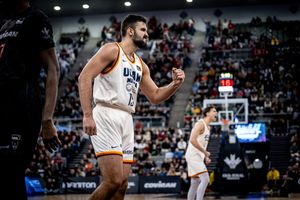 Un baschetbalist român, pe prima pagină a unui cotidian spaniol înființat în 1903: „Înspre Cupă pe ușa principală”