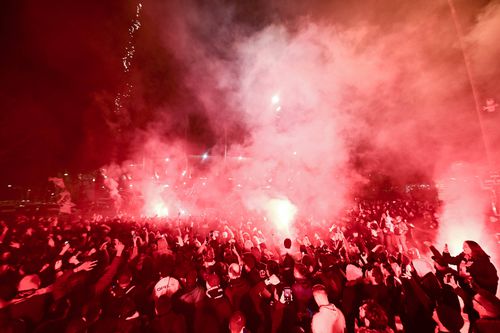 VIDEO Sărbătoare cu scandal » Fanii lui PSG au vrut să celebreze succesele din 2025, dar 40 dintre ei au fost reținuți de poliție!