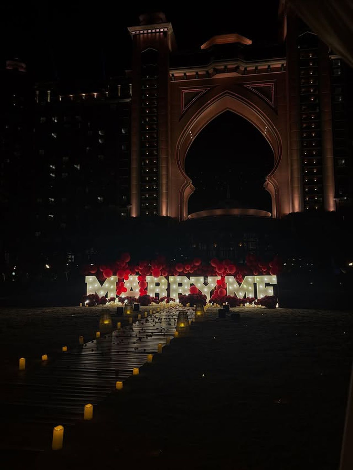 Ziua și cererea în căsătorie » Jucătorul FCSB-ului și-a surprins iubita de sărbători: „Cât de norocoasă pot fi?”