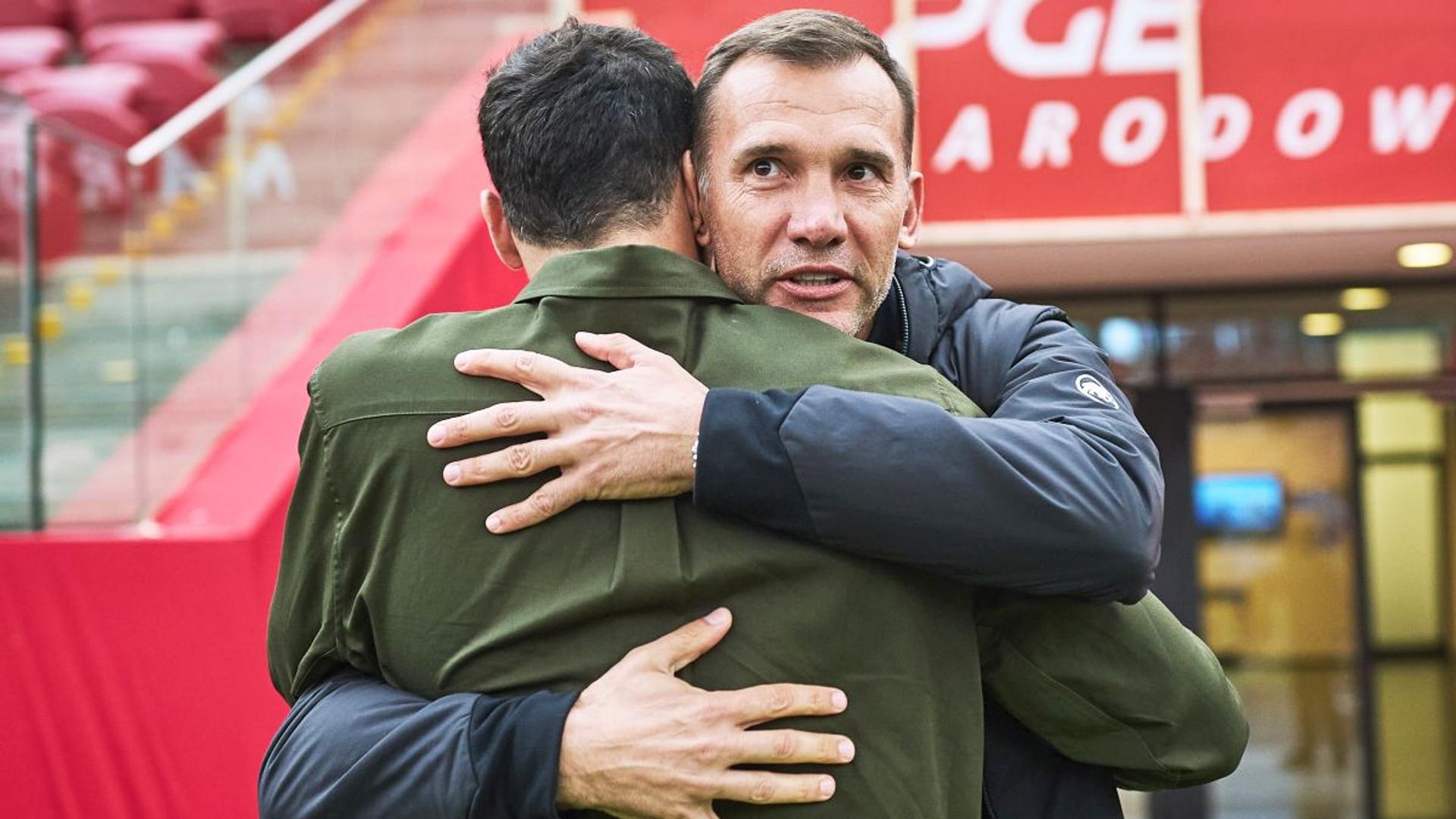 Andriy Shevchenko vorbind la o conferință de presă despre conflictul Ucraina și calificarea la Cupa Mondială, în fața drapelului Ucrainei. | sursa foto: Gazeta Sporturilor Andriy Shevchenko vorbind la o conferință de presă despre conflictul Ucraina și calificarea la Cupa Mondială, în fața drapelului Ucrainei. | sursa foto: Gazeta Sporturilor