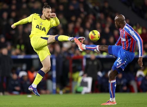 Radu Drăgușin, în Crystal Palace - Tottenham / Foto: Getty Images