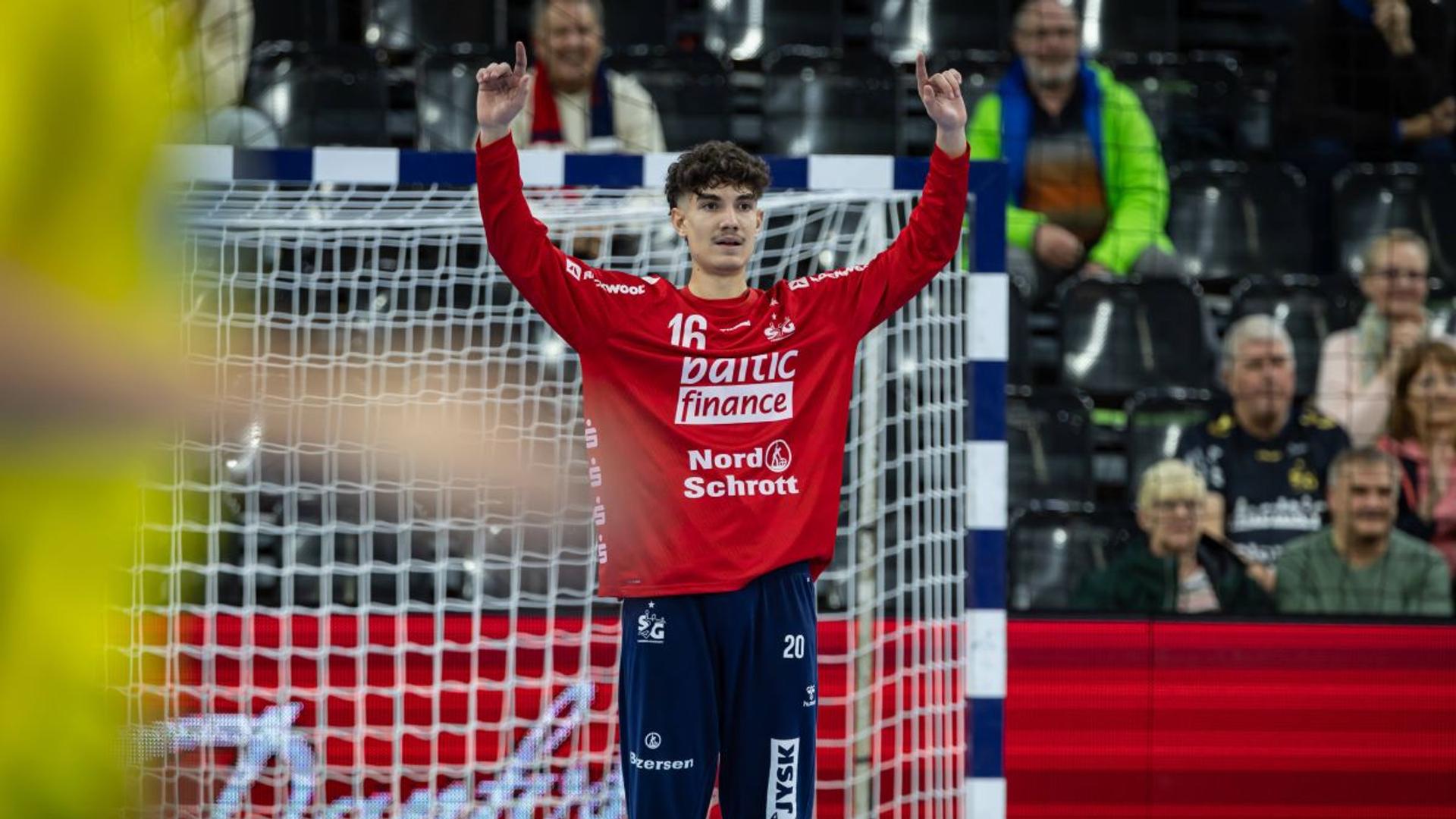Cătălin Haidu, portarul de 18 ani, în acțiune la debutul său în Bundesliga și pregătindu-se pentru naționala României handbal. | sursa foto: Gazeta Sporturilor Cătălin Haidu, portarul de 18 ani, în acțiune la debutul său în Bundesliga și pregătindu-se pentru naționala României handbal. | sursa foto: Gazeta Sporturilor