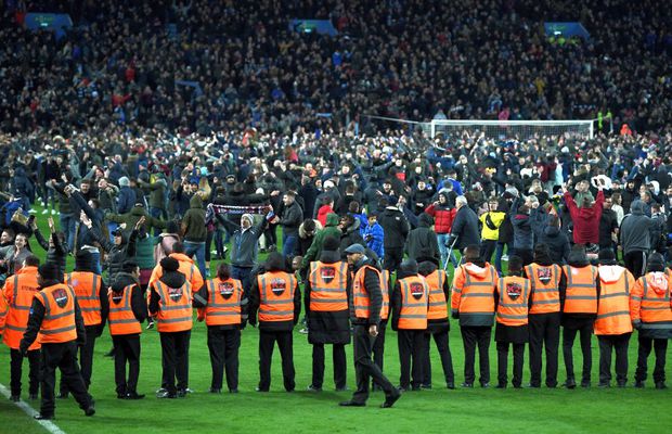 VIDEO Nebunie pe „Villa Park”! Fanii au invadat terenul și i-au luat pe sus pe jucători după calificarea dramatică în finala Cupei Ligii