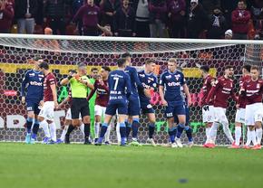 Moment crucial în Rapid - UTA: penalty, „roșu”, meci oprit 3 minute de arbitri!