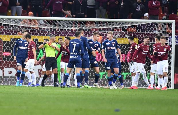 Moment crucial în Rapid - UTA: penalty, „roșu”, meci oprit 3 minute de arbitri!