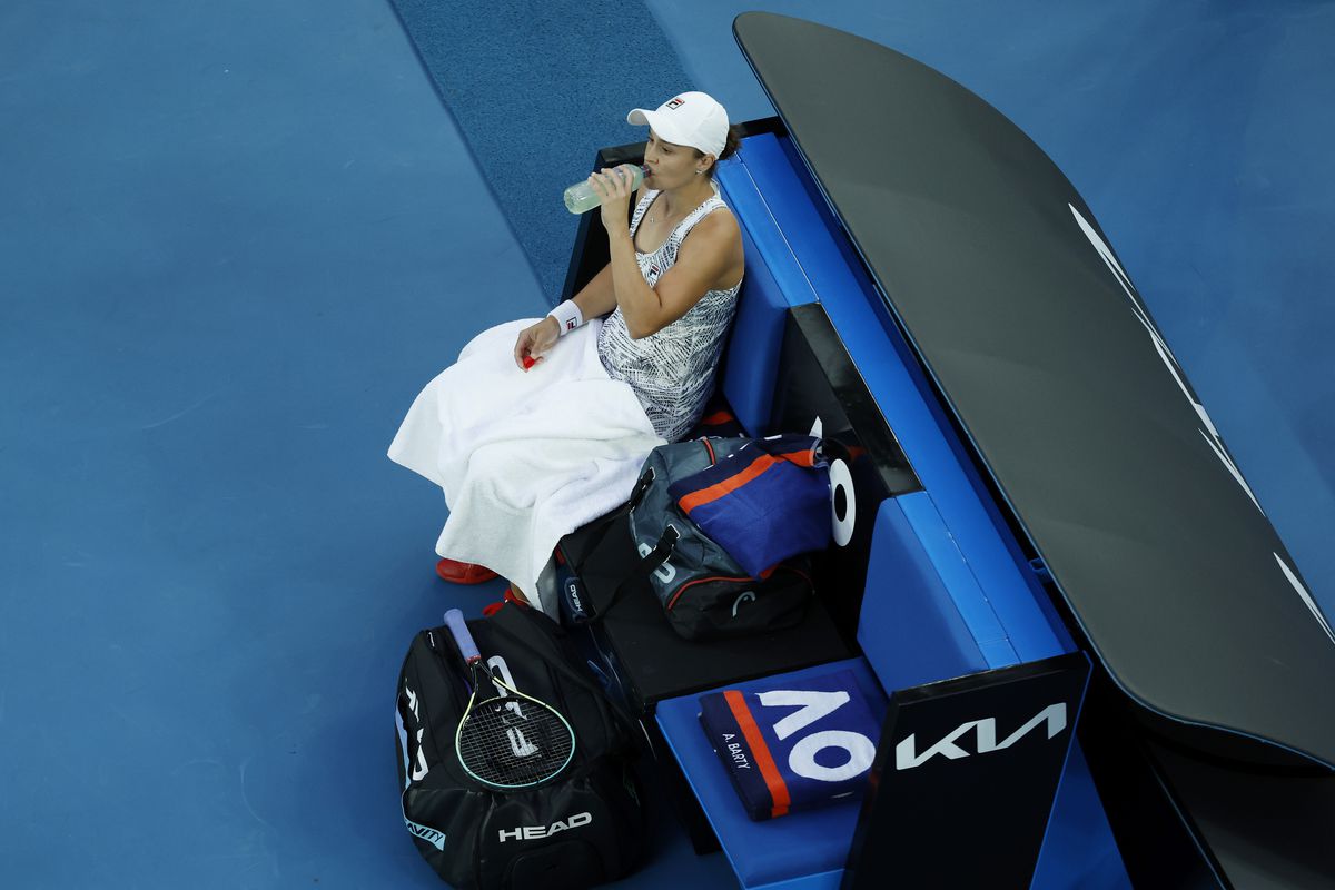 Dezvăluiri tari în cartea lui Barty » Halep i-a dat primul mesaj după titlul de la Wimbledon: „Am știut cu cine am de-a face!” + cu ce jucătoare de top avea „o relație complicată”