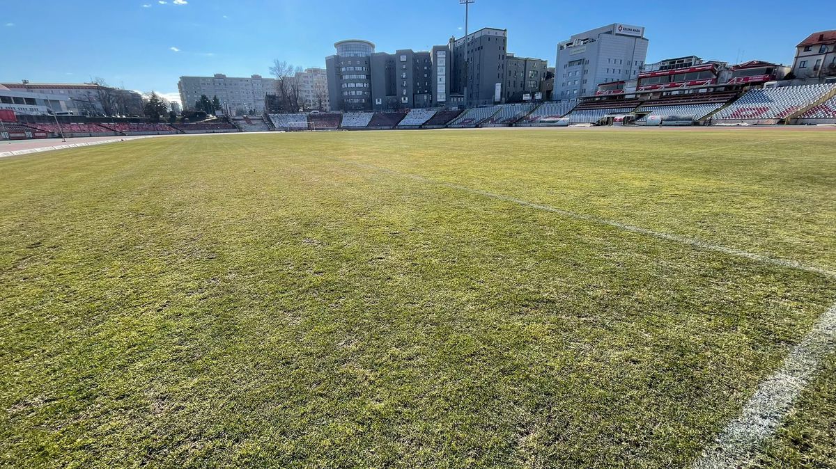 Gazonul de pe stadionul „Ștefan cel Mare” înainte de Dinamo - FCSB