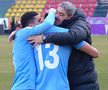 Denis Ciobotariu își îmbrățișează tatăl, după primul gol la Voluntari / FOTO: Captură @Telekom Sport
