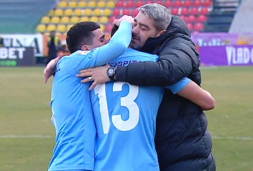 Denis Ciobotariu își îmbrățișează tatăl, după primul gol la Voluntari / FOTO: Captură @Telekom Sport