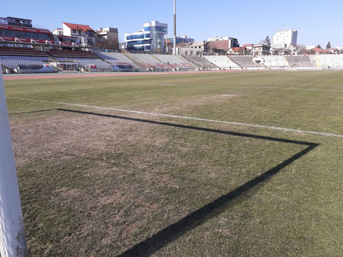 Gazonul de pe stadionul „Ștefan cel Mare” înainte de Dinamo - FCSB