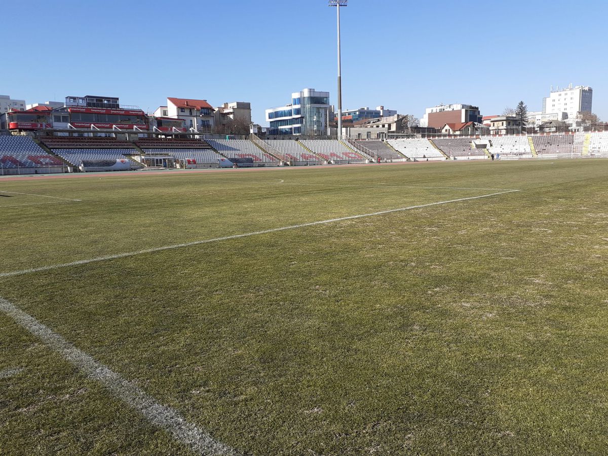 Gazonul de pe stadionul „Ștefan cel Mare” înainte de Dinamo - FCSB