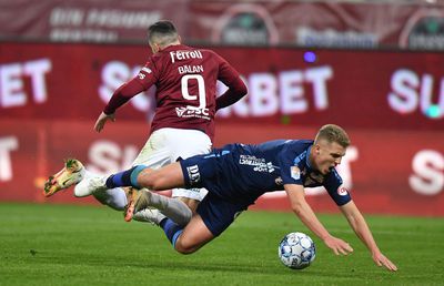 Ritm și atmosferă incendiare în Rapid - UTA! » Clasamentul LIVE le „faultează” pe amândouă