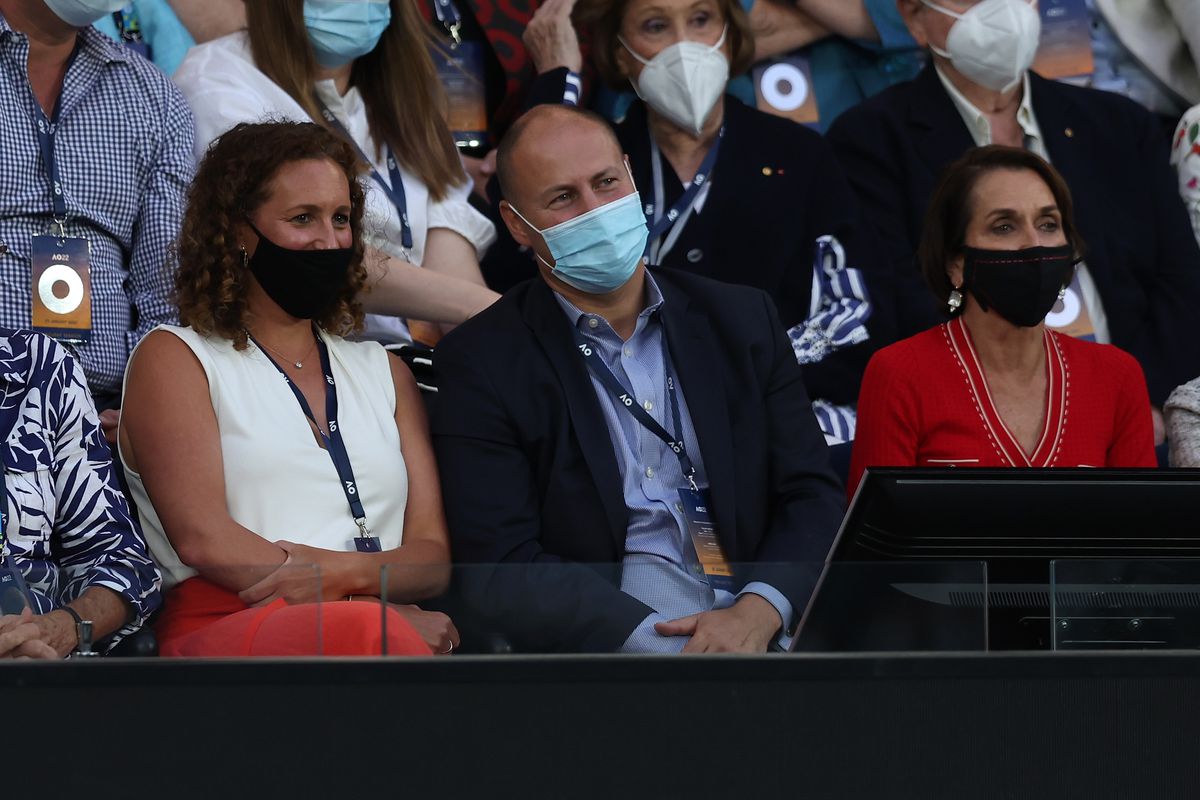 Dezvăluiri tari în cartea lui Barty » Halep i-a dat primul mesaj după titlul de la Wimbledon: „Am știut cu cine am de-a face!” + cu ce jucătoare de top avea „o relație complicată”