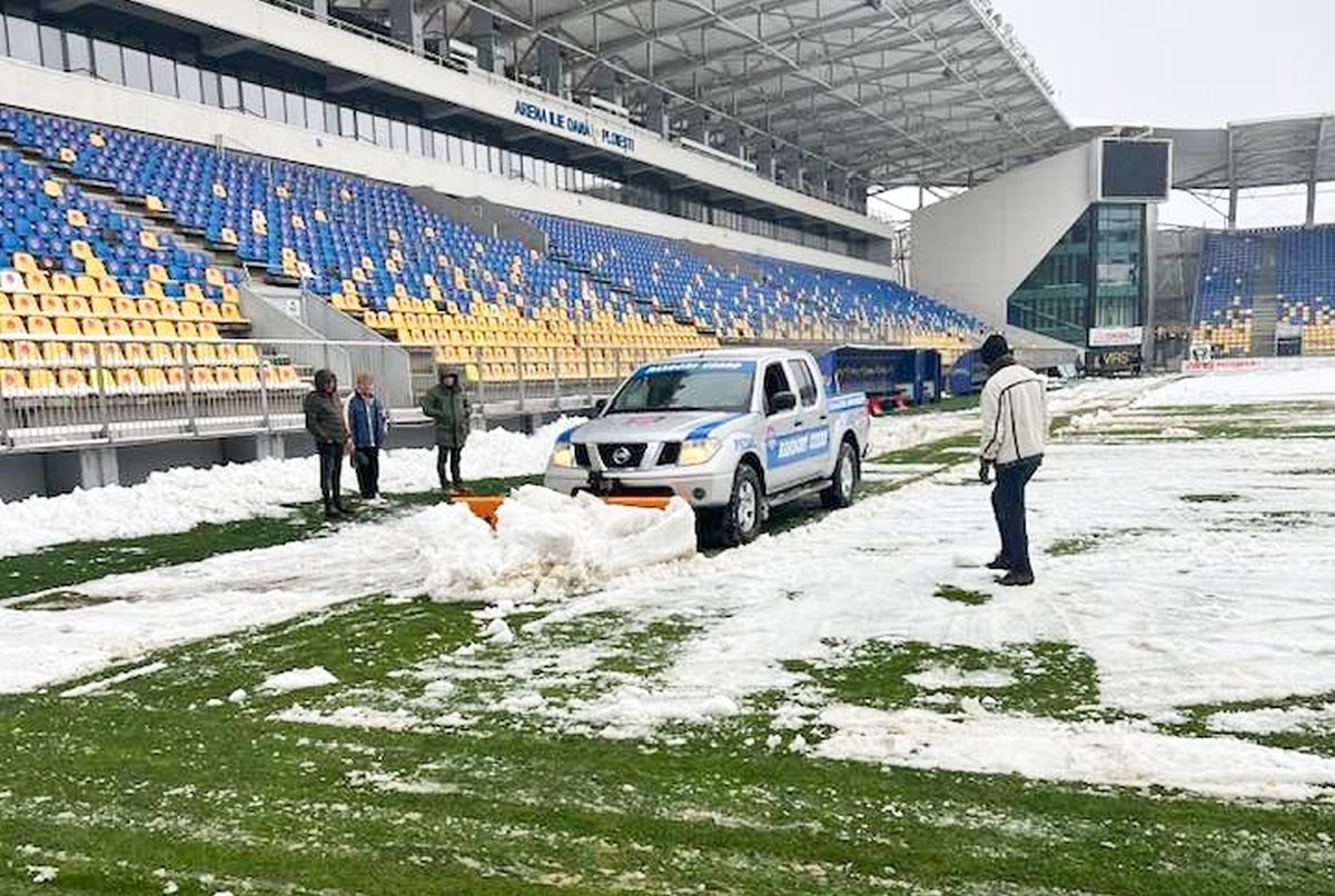 Cum se justifică administratorii „Ilie Oană” pentru mocirla în care s-a disputat Petrolul - Chindia: „N-au vrut să se mute”