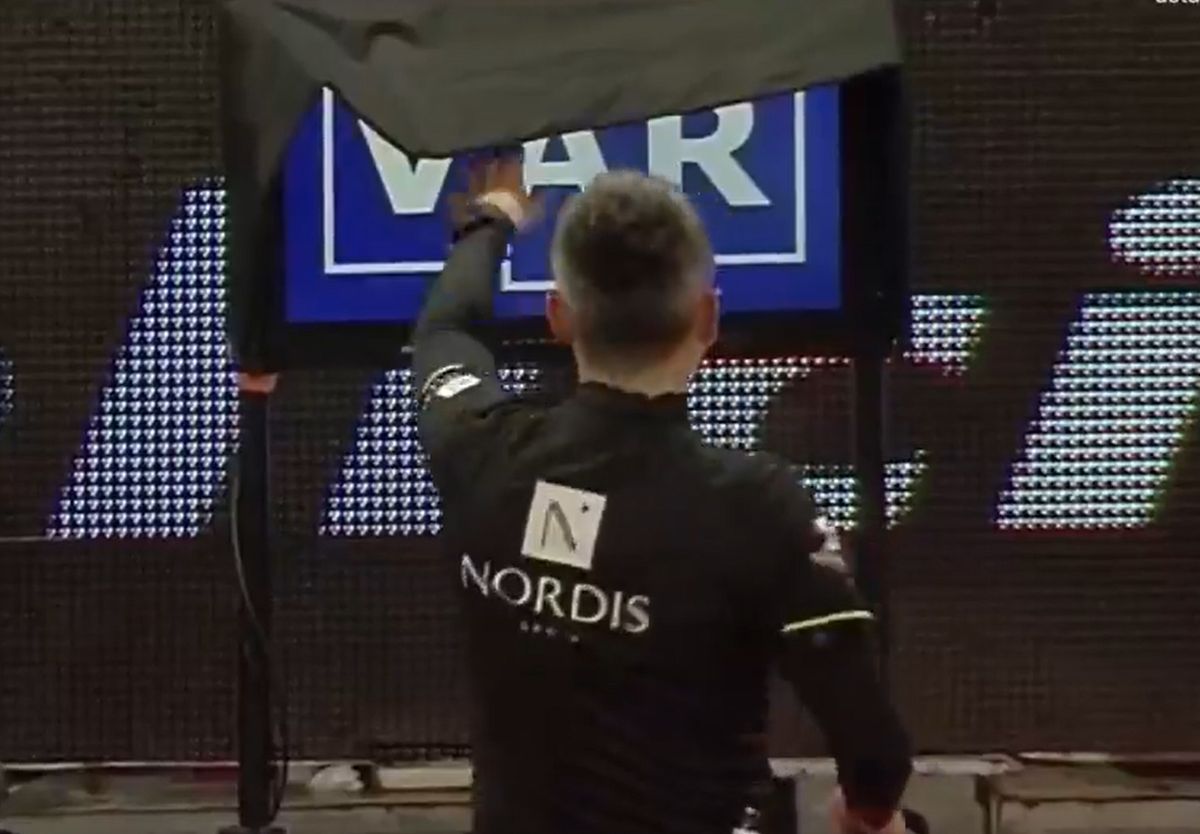 Hațegan și Feșnic, mai inspirați decât arbitrii din Premier League » Motivul pentru care au anulat reușita lui Octavian Popescu