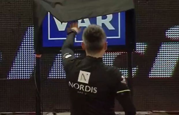 Hațegan și Feșnic, mai inspirați decât arbitrii din Premier League » Motivul pentru care au anulat reușita lui Octavian Popescu