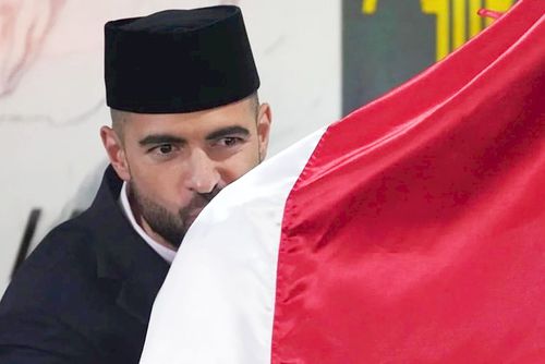 Jordi Amat a sărutat steagul Indoneziei // sursă foto: Instagram @ jordiamat5