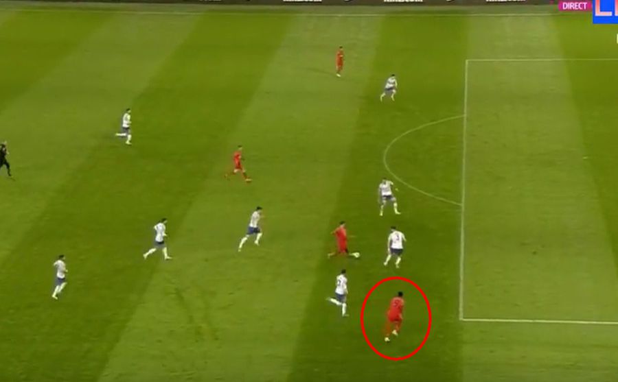 Omrani îl blochează evident pe Borza / FOTO: Captură TV @Digi Sport 1 Hațegan și Feșnic, mai inspirați decât arbitrii din Premier League » Motivul pentru care au anulat reușita lui Octavian Popescu