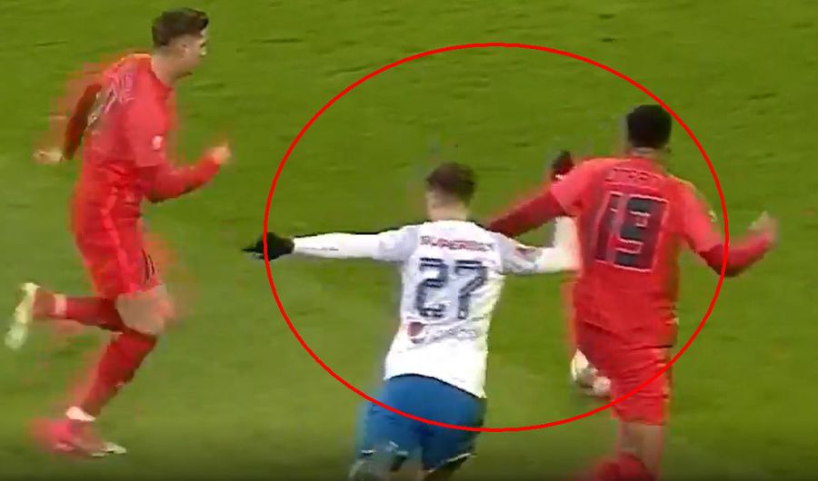 Omrani îl blochează evident pe Borza / FOTO: Captură TV @Digi Sport 1 Hațegan și Feșnic, mai inspirați decât arbitrii din Premier League » Motivul pentru care au anulat reușita lui Octavian Popescu
