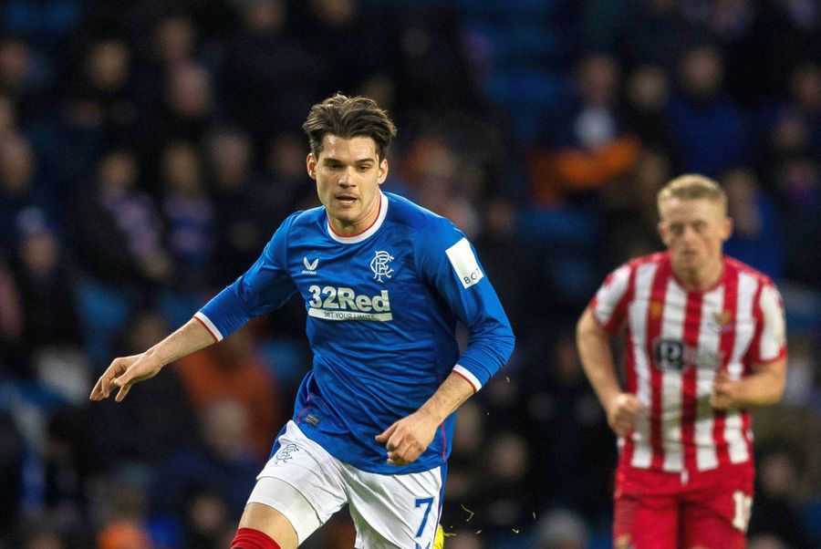 Michael Beale (42 de ani), antrenorul vicecampioanei Scoției, Glasgow Rangers, exclude posibilitatea ca Ianis Hagi (24 de ani) să părăsească gruparea de pe Ibrox Park.
Foto: Facebook @Rangers FC Ce este revenirea lui Ianis?