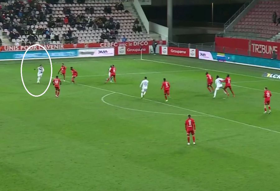 Pitu era înconjurat de adversari în momentul pasei, dar a găsit oricum culoarul ideal „Respiră fotbal!” » Antrenorul lui Bordeaux l-a elogiat pe Alexi Pitu. Faza cu care românul i-a uluit pe toți la debut