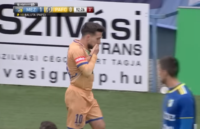 Fostul mijlocaș al Craiovei a luat două „galbene” în 15 secunde și e criticat aspru de fani