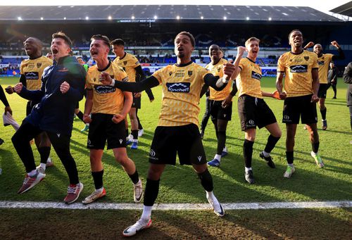 Fericirea jucătorilor lui Maidstone United după victoria împotriva lui Ipswich Town Foto: Guliver/GettyImages