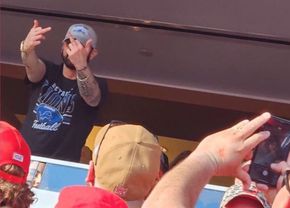 Gest obscen al lui Eminem la semifinala NFL dintre San Francisco 49ers și Detroit Lions » Artistul le-a arătat degetul mijlociu fanilor gazdelor