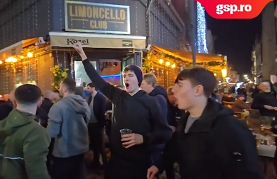 Atmosferă de senzație la hotelul unde s-a cazat Manchester United » Imagini tari cu fanii și sosirea jucătorilor: fotbalistul-surpriză care a fost aclamat