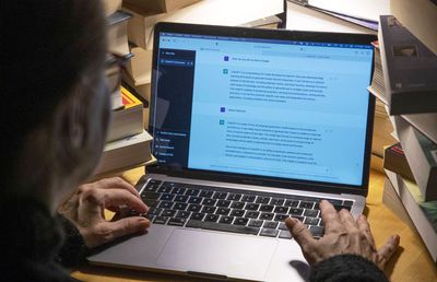 Chat GPT despre scorul așteptat în România - Austria și o idee despre Mircea Lucescu: „Nu vârsta e problema lui”