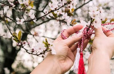 Mărțișorul – Simbol al Primăverii și al Norocului