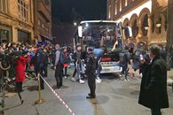 Atmosferă de senzație la hotelul unde s-a cazat Manchester United » Imagini tari cu fanii și sosirea jucătorilor: fotbalistul-surpriză care a fost aclamat