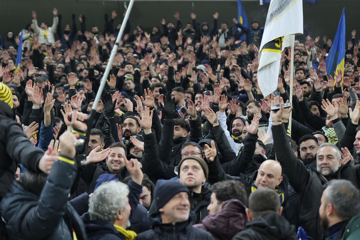 Prea târziu! Naivă în prima repriză, FCSB s-a trezit după pauză, dar n-a putut să o întoarcă pe Fenerbahce. Final de aventură în Europa League