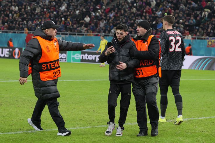 Suporter pe gazon la Fenerbahce - FCSB / Foto: Andrei Furnigă (GSP)