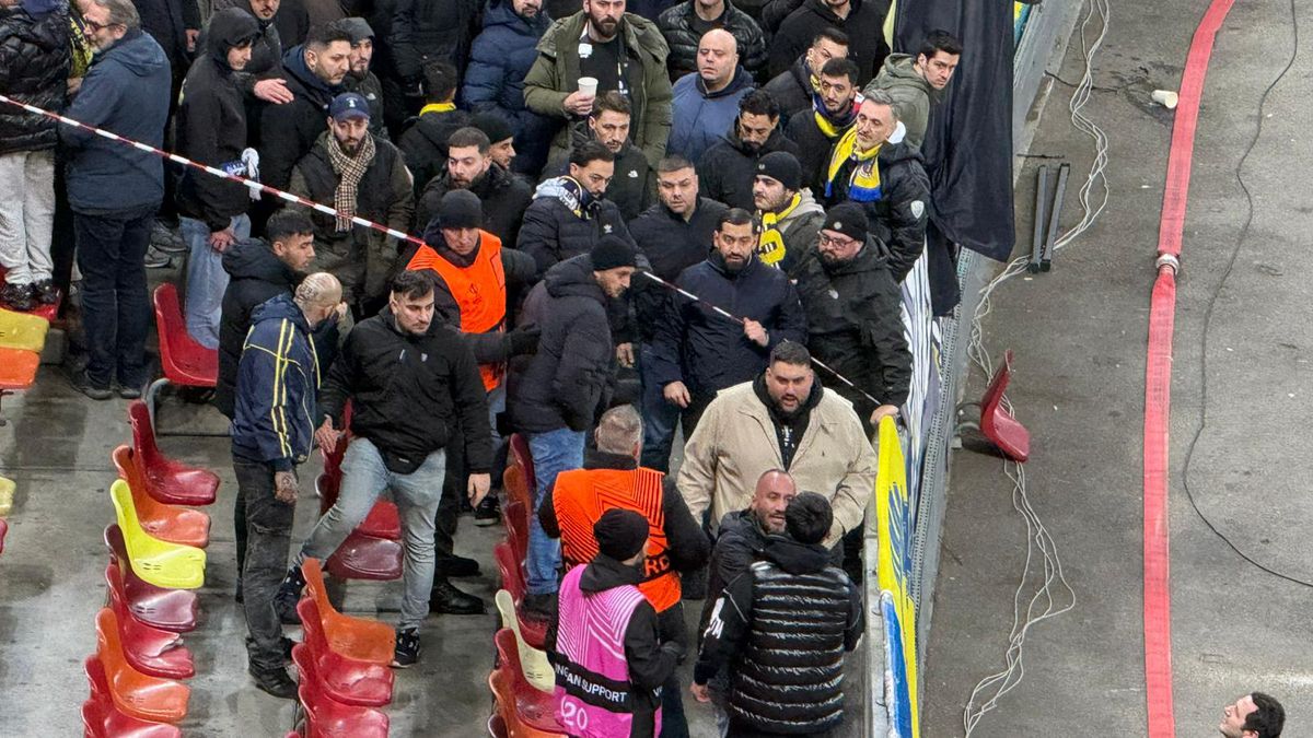 Aroganța supremă! Ce a apărut la tribuna a 2-a pe Arena Națională: turcii „au luat foc”, jandarmii au intervenit imediat