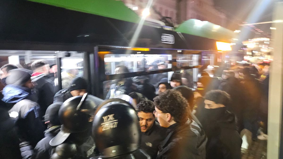 Bairam în Centrul Vechi, apoi fuga în stație: 1.000 de suporteri ai lui Fenerbahce au plecat spre Arena Națională cu STB-ul