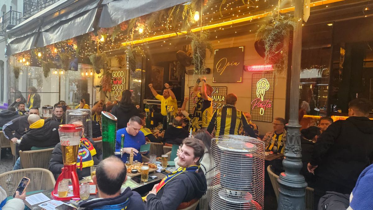 Suporterii lui Fenerbahce, în Centrul Vechi înainte de meciul cu FCSB